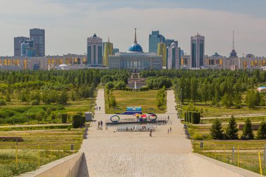 ASTANA, KAZAKHSTAN - 9 Temmuz 2018: Astana 'daki başkanlık parkının (şimdiki Nur-Sultan) arkasındaki hükümet binaları, Kazakistan' ın başkenti.