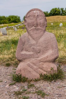Kırgızistan 'daki Burana kulesinin yakınındaki antik balbalbalballar (taş işaretleri)