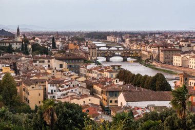 Floransa 'nın havadan görünüşü, İtalya. Ponte Vecchio (Eski Köprü) ve Arno Nehri üzerindeki diğer köprüler.
