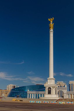 ASTANA, KAZAKHSTAN - 9 Temmuz 2018: Shabyt Yaratıcılık Sarayı ve Kazak Eli Anıtı Astana 'daki Bağımsızlık Meydanı' nda (şimdiki adıyla Nur-Sultan), Kazakistan 'ın başkenti.