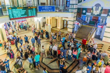 OMSK, RUSSIA - 7 Temmuz 2018: Omsk 'taki tren istasyonunda kalabalık.
