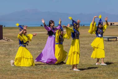 Song KOL, KYRGYZSTAN - 25 Temmuz 2018: Son Kol Gölü kıyılarında düzenlenen Ulusal At Oyunları Festivali sırasında geleneksel dans gösterisi