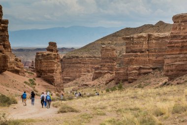 SHARYN, KAZAKHSTAN - 28 Temmuz 2018: Kazakistan 'daki Sharyn Kanyonu' nu ziyaret eden turistler