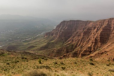 İran 'daki Alamut Vadisi' nin puslu manzarası