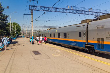 ALMATY, KAZAKHSTAN - 10 Temmuz 2018: Almaty, Kazakistan 'daki tren istasyonunda Talgo treni