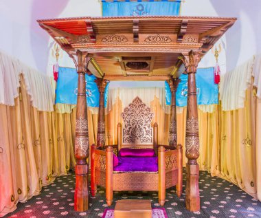 SHAHRISABZ, UZBEKISTAN: 29 Nisan 2018: Özbekistan 'ın Shahrisabz kentindeki Chubin Madrasa Konut Müzesi' ndeki Tamerlane Tahtı