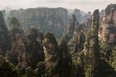 Çin 'in Hunan eyaletindeki Zhangjiajie Ulusal Orman Parkı' ndaki Wulingyuan Manzarası ve Tarihi İlgi Alanı 'nın Rocky manzarası
