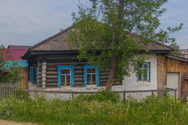 Rusya 'nın Kungur şehrinde tipik bir Rus ahşap evi.