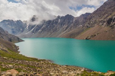 Kırgızistan 'daki Terskey Alatau dağlarında Ala-Kul Gölü