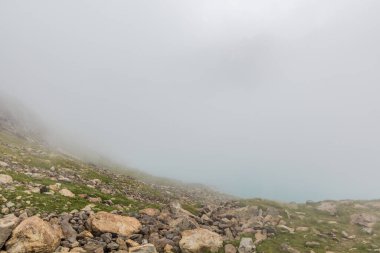 Kırgızistan 'daki Ala Kul gölünü kaplayan sis