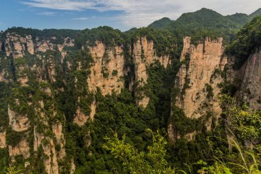 Çin 'in Hunan eyaletindeki Zhangjiajie Ulusal Orman Parkı' ndaki Wulingyuan Manzarası ve Tarihi İlgi Alanı 'ndaki Kum Taşı sütunları
