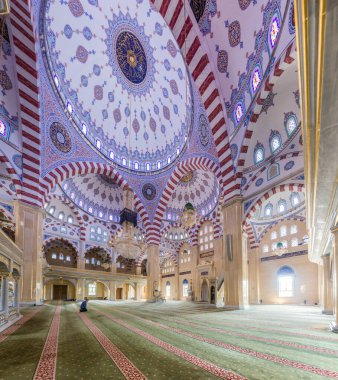 GROZNY, RUSSIA - 25 Haziran 2018: Rusya 'nın Grozny kentindeki Akhmad Kadyrov Camii' nin İçi (resmi adıyla Çeçenistan 'ın Kalbi)