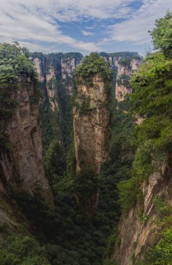 Çin 'in Hunan eyaletindeki Zhangjiajie Ulusal Orman Parkı' ndaki Wulingyuan Manzarası ve Tarihi İlgi Alanı 'ndaki Kum Taşı sütunları