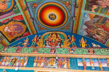 SINGAPORE, SINGAPORE - 10 Mart 2018 Sri Vadapathira Kaliamman Tapınağının İçi.