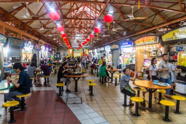 SINGAPORE, SINGAPORE - 12 Mart 2018: Maxwell Gıda Merkezi, Singapur 'daki Chinatown Hawker Center.