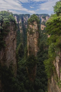 Çin 'in Hunan eyaletindeki Zhangjiajie Ulusal Orman Parkı' ndaki Wulingyuan Manzarası ve Tarihi İlgi Alanı 'ndaki Kum Taşı sütunları