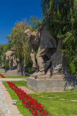 VOLGOGRAD, RUSSIA - 28 Haziran 2018: Rusya 'nın Volgograd kentindeki Mamayev Tepesi' ndeki Stalingrad Muharebesi anısına anıt kompleksindeki heykeller.