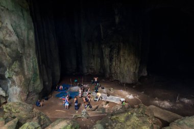 TAMAN NeGARA, MALAYSIA - 17 Mart 2018: Taman Negara Milli Parkı 'ndaki bir mağarada kamp yapan turistler.