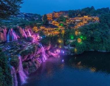 Furong Zhen şehri ve şelalesinin akşam manzarası, Hunan bölgesi, Çin