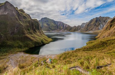 Pinatubo Gölü, Filipinler Pinatubo Yanardağı 'nın zirve krater gölü.