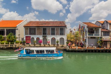 MALACCA, MALAYASIA - 19 Mart 2018: Malacca 'nın merkezindeki Malacca Nehri' nde tur teknesi (Melaka).
