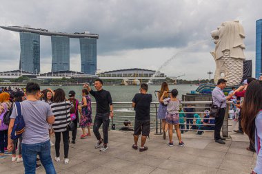 SINGAPORE, ŞARKI - 11 Mart 2018: Singapur 'daki Marina Körfezi manzarası, Merlion heykeliyle.