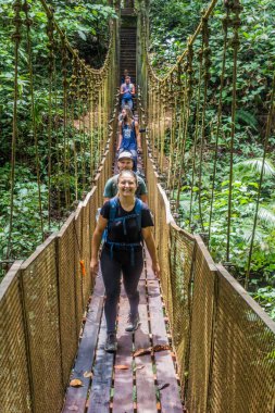 TAMAN NeGARA, MALAYSIA - 16 Mart 2018: Taman Negara Milli Parkı 'ndaki köprüden geçen turistler.