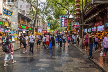 XI 'AN, ÇİN - 5 AĞUSTOS 2018: Çin' in Xi 'an bölgesindeki Müslüman Mahallesi' nde kalabalık