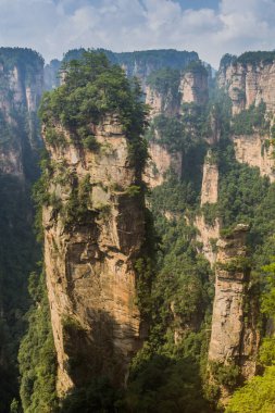Çin 'in Hunan eyaletindeki Zhangjiajie Ulusal Orman Parkı' ndaki Wulingyuan Manzarası ve Tarihi İlgi Alanı 'ndaki kaya sütunları