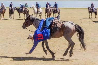 Song KOL, KYRGYZSTAN - 25 Temmuz 2018: Son Kol Gölü kıyılarında düzenlenen Ulusal At Oyunları Festivali 'nde at sırtından küçük nesneler seçildi