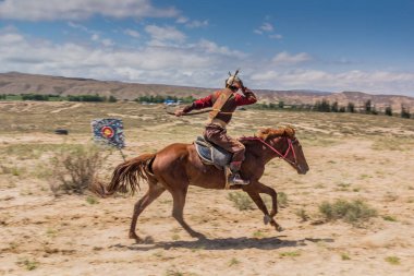 ISSYK KUL, KYRGYZSTAN - 15 Temmuz 2018: Kırgızistan 'daki Issyk Kul Gölü kıyısındaki Teskey Jeek Etnofestivali yerel okçusu