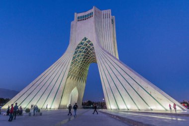 TEHRAN, İRAN - 2 Nisan 2018: İran 'ın Tahran kentindeki Azadi Kulesi' nin Akşam Görüşü