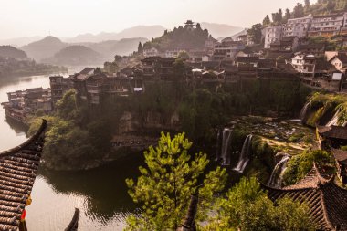 Furong Zhen kasabası ve şelale manzarası, Hunan bölgesi, Çin