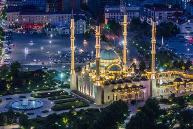 Akhmad Kadyrov Camii 'nin Grozny, Rusya' daki akşam manzarası (resmi adıyla Çeçenistan 'ın Kalbi)