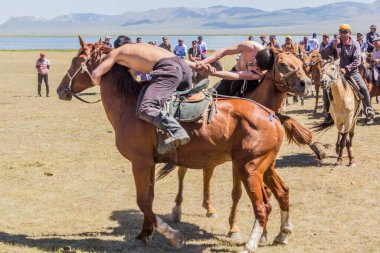 Song KOL, KYRGYZSTAN - 25 Temmuz 2018: Son Kol Gölü kıyılarındaki Ulusal At Oyunları Festivali 'nde At Sırtı Güreşi