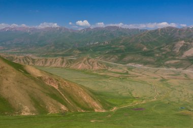 Kırgızistan, Song Kul Gölü yakınlarındaki tepeler çimlerle kaplıydı.