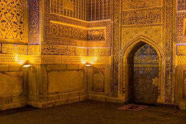 SAMARKAND, UZBEKISTAN: 28 Nisan 2018: Semerkand, Özbekistan 'da Madrasa Tilya Kori' nin İçişleri