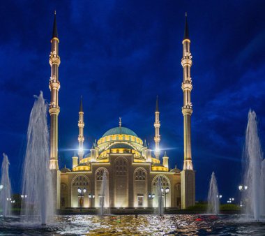 Akhmad Kadyrov Camii 'nin Grozny, Rusya' daki akşam manzarası (resmi adıyla Çeçenistan 'ın Kalbi)
