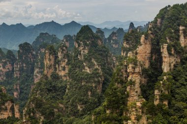 Çin 'in Hunan eyaletindeki Zhangjiajie Ulusal Orman Parkı' ndaki Wulingyuan Manzarası ve Tarihi İlgi Alanı 'ndaki kaya oluşumları