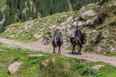 ALTYN ARASHAN, KYRGYZSTAN - 18 Temmuz 2018: Terskey Alatau dağ sırasındaki Arashan vadisinde yerel süvariler, Kırgızistan