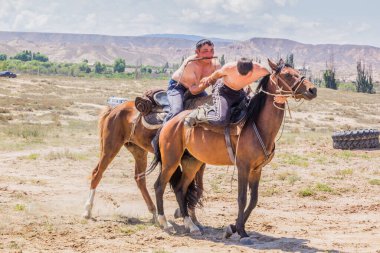 ISSYK KUL, KYRGYZSTAN - 15 Temmuz 2018: Kırgızistan 'daki Issyk Kul Gölü kıyısındaki Teskey Jeek Etnofestival' de at güreşi
