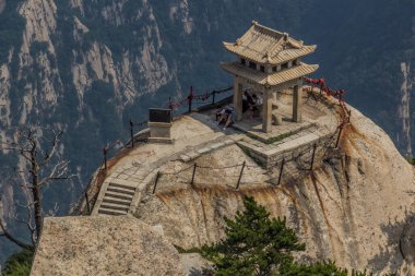 HUA ŞAN, ÇİN - 4 AĞUSTOS 2018: Çin 'in Şanksi ilindeki Hua Shan dağındaki Satranç Pavyonu