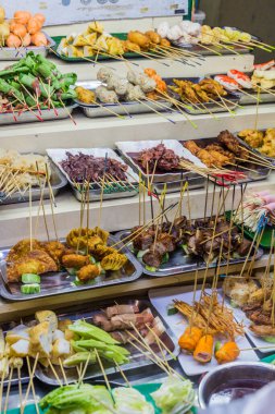 George Town, Malezya 'daki gece pazarında çeşitli şişler.