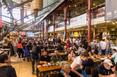 FLORENCE, İTALYA - 21 Ekim 2018: İnsanlar İtalya 'nın Floransa kentindeki Mercato Centrale' deki yemek bölümünü yiyorlar