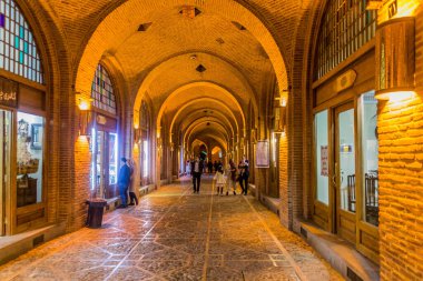 QAZVIN, IRAN - 5 Nisan 2018: Sa 'd al-Saltaneh Caravanserai' nin iç kesimi İran 'ın Kazvin kentinde pazara dönüştü
