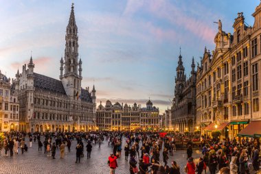 BRÜKSEL, BELGIUM - 3 Kasım 2018: Belçika 'nın başkenti Brüksel' deki Grand Place 'in (Grote Markt) akşam manzarası