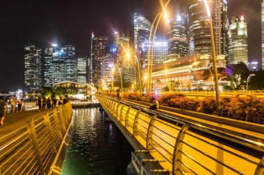 SINGAPORE, SINGAPORE - 12 Mart 2018 Singapur 'daki Marina Körfezi' nin silüeti