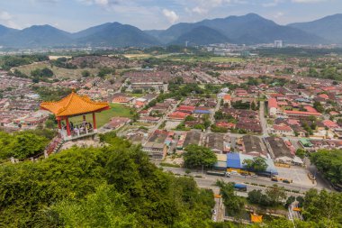 IPOH, MALAYASIA - 25 Mart 2018: Ipoh, Malezya 'daki Perak Tong mağara tapınağının tepesinden görüş.