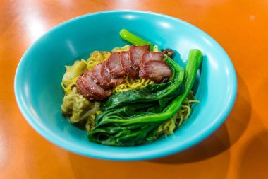 Wanton Mee, Singapur 'daki Chinatown Hawker Center' da yemek..