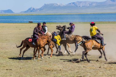 Song KOL, KYRGYZSTAN - 25 Temmuz 2018: Son Kol Gölü kıyılarında düzenlenen Ulusal At Oyunları Festivali 'nde geleneksel bir at leşi olan kok boru (ulak tartysh) oyuncuları